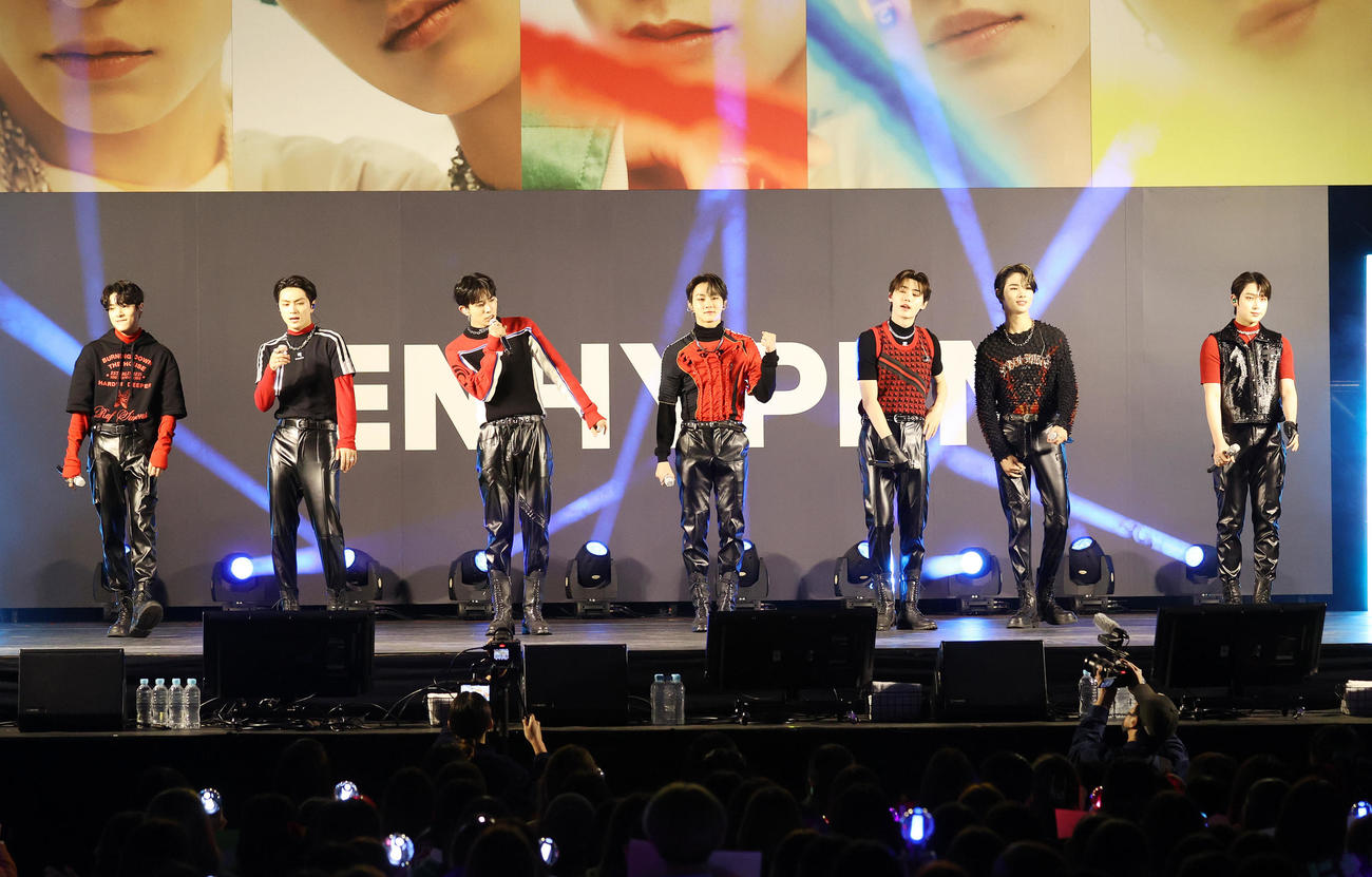 パフォーマンスするENHYPEN、左からJAKE、JAY、HEESEUNG、JUNGWON、SUNGHOON、NI－KI、SUNOO（撮影・鈴木正人）