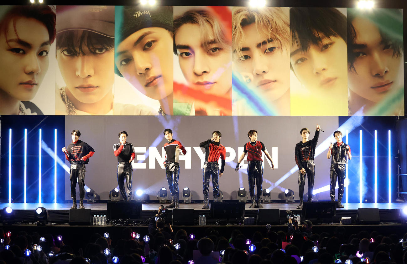 パフォーマンスするENHYPEN、左からJAKE、JAY、HEESEUNG、JUNGWON、SUNGHOON、NI－KI、SUNOO（撮影・鈴木正人）