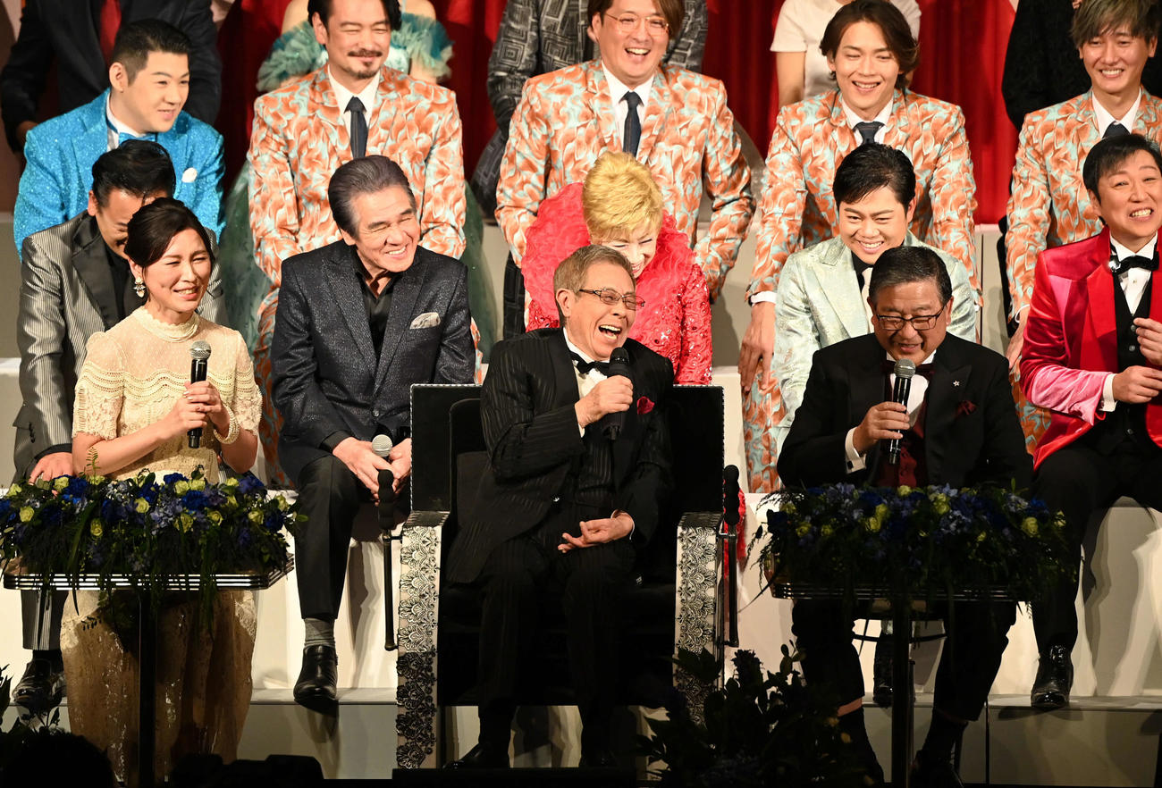 司会の徳光和夫アナウンサーと笑顔を見せる北島三郎（中央）（撮影・たえ見朱実）
