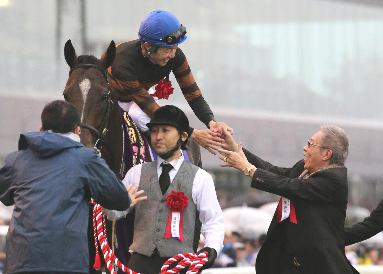17年天皇賞・秋を制したキタサンブラックに駆け寄り武豊騎手の手を取る北島三郎オーナー