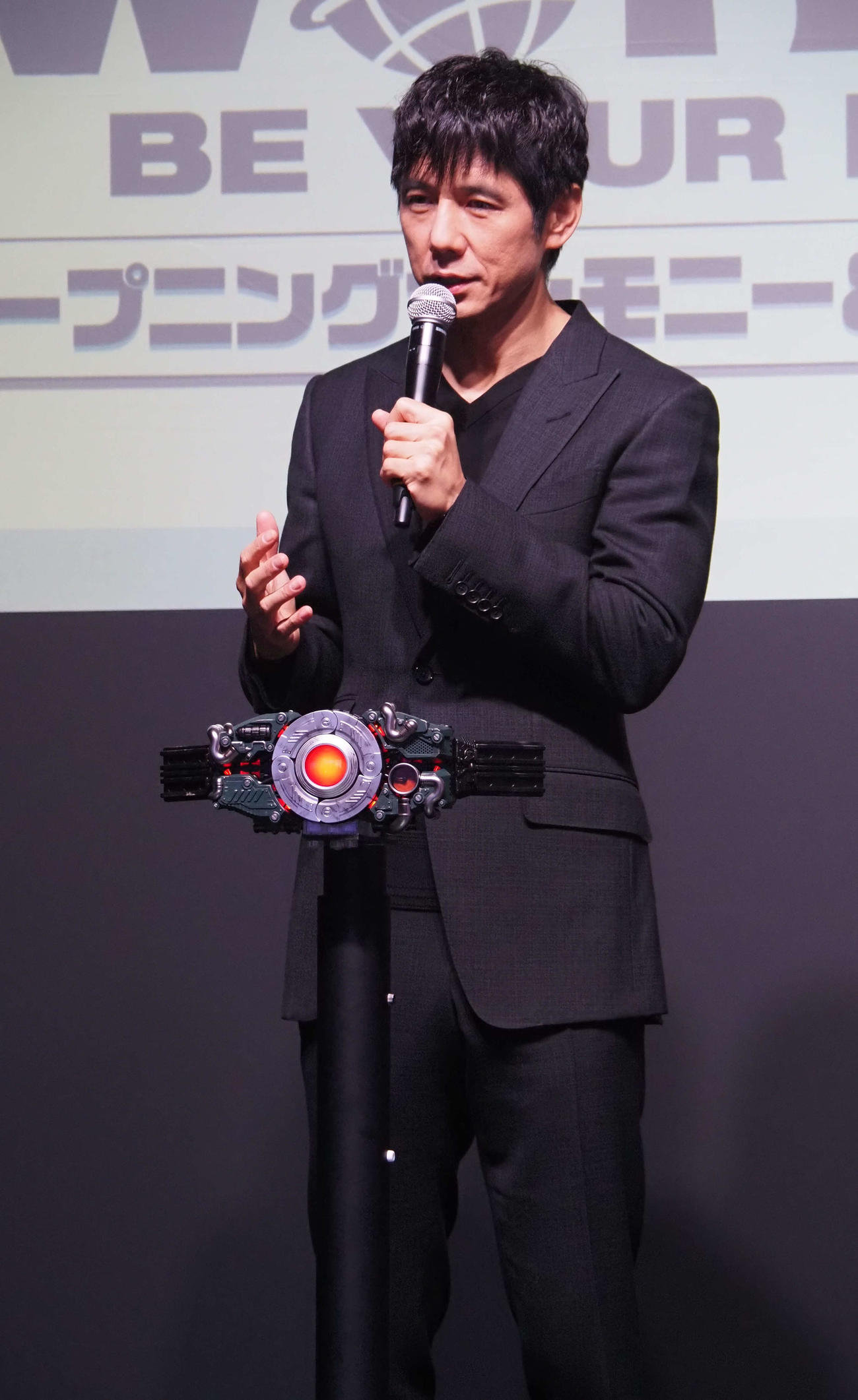 変身ベルトについて語る西島秀俊（撮影・遠藤尚子）