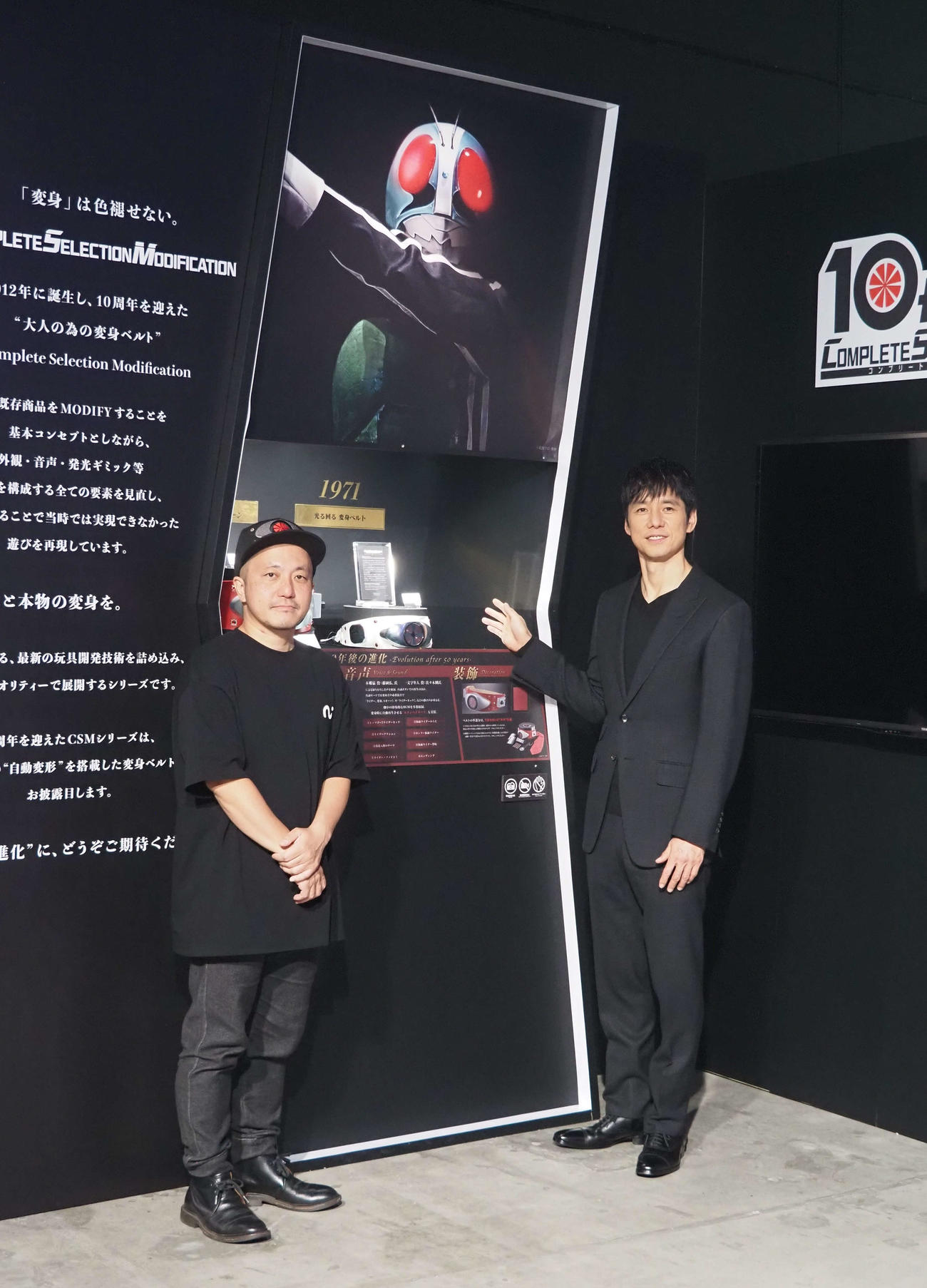 会場内をめぐる西島秀俊（右）と白石和彌監（撮影・遠藤尚子）