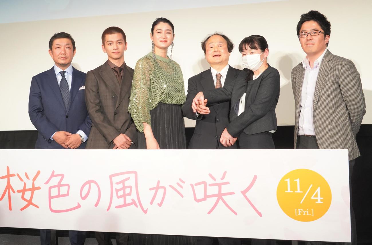 映画「桜色の風が咲く」の完成披露試写会に出席した、左から結城崇史プロデューサー、田中偉登、小雪、福島智教授、指点字通訳者、松本准平監督（撮影・佐藤成）