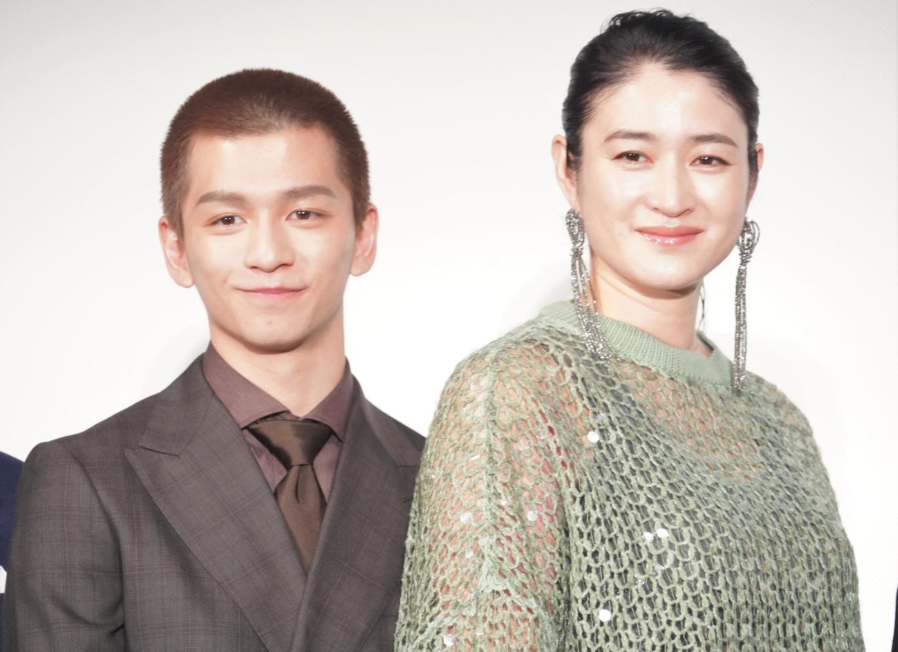 映画「桜色の風が咲く」の完成披露試写会に出席した田中偉登（左）と小雪（撮影・佐藤成）