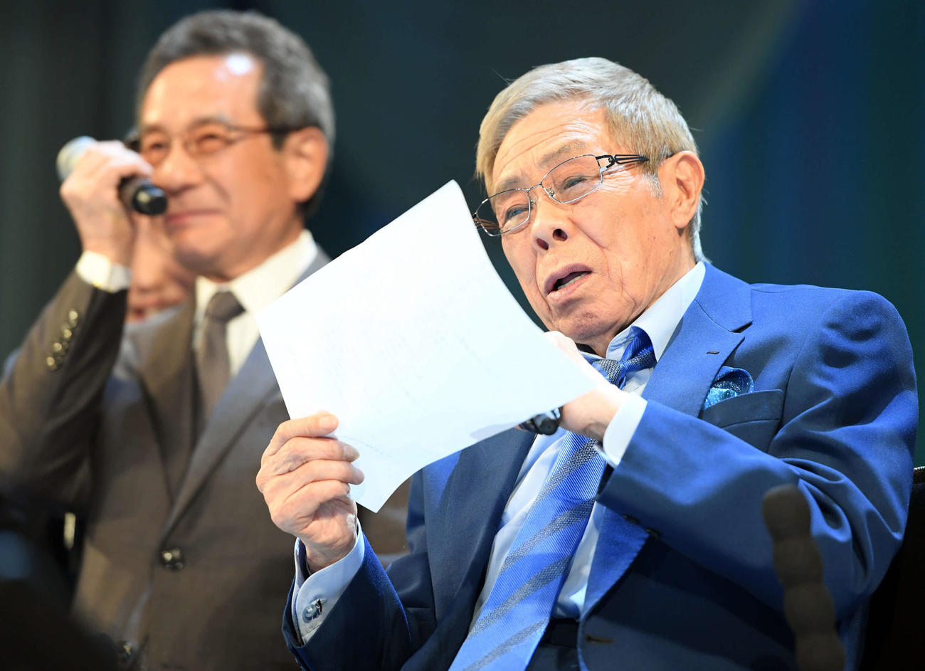 日本クラウンより贈られた楽曲「東京の空」に涙ぐむ北島三郎（撮影・たえ見朱実）