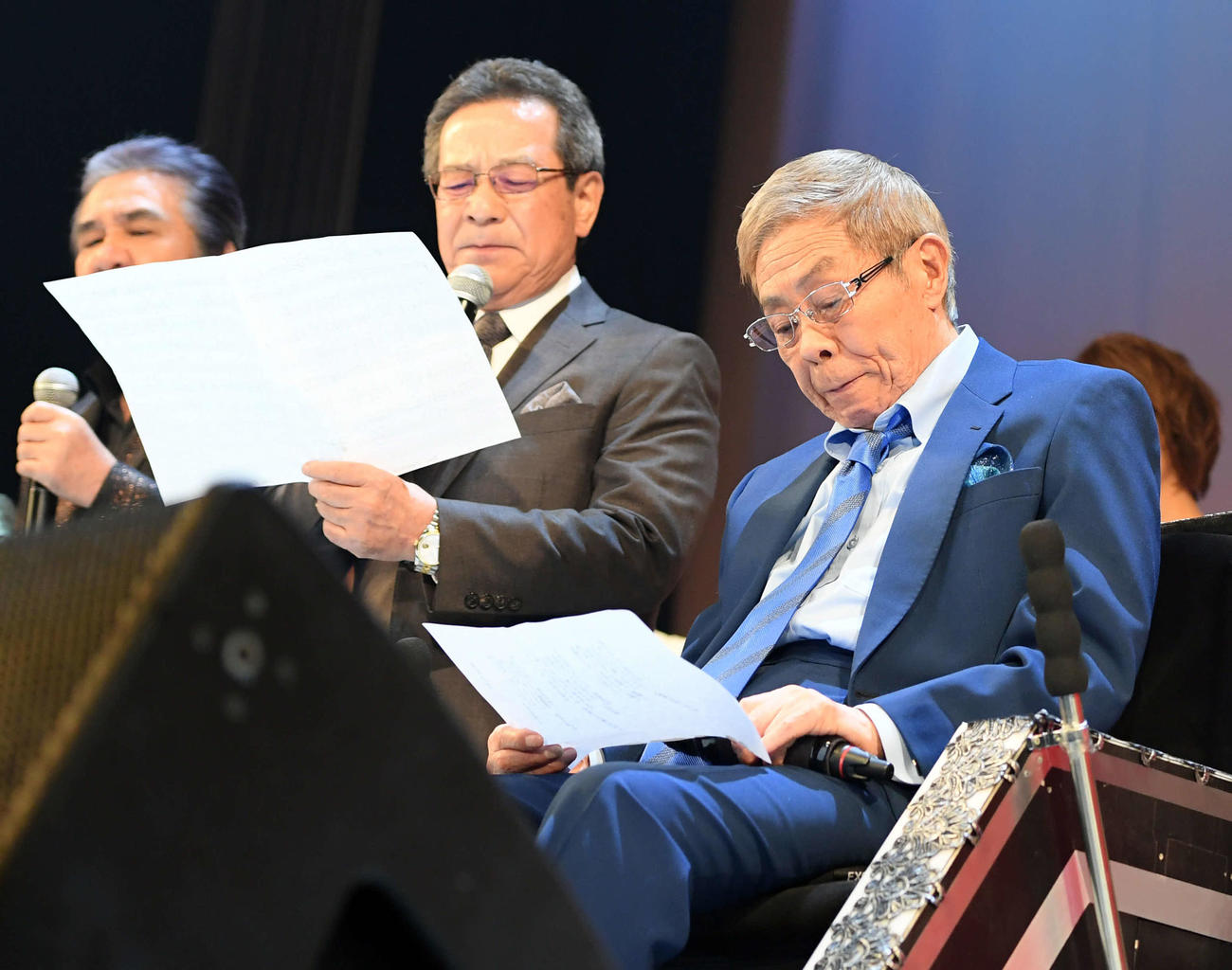 日本クラウンより贈られた楽曲「東京の空」に涙ぐむ北島三郎（撮影・たえ見朱実）