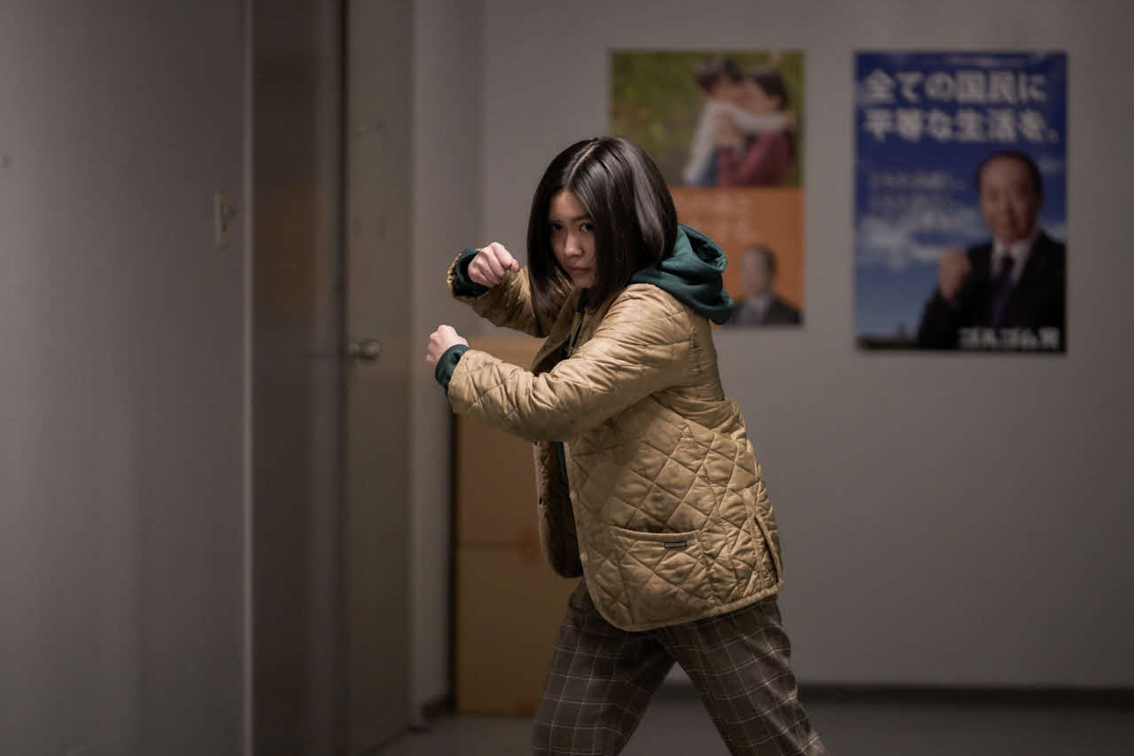 「仮面ライダーBLACK SUN」で変身するシーンを演じる和泉葵役の平澤宏々路(C)石森プロ・東映(C)「仮面ライダーBLACK SUN」PROJECT
