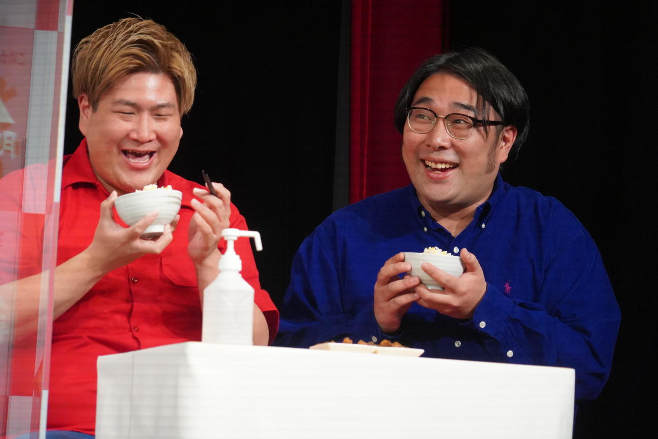 米の新ブランド「こめからだ」発売発表記者会見に出席したお笑いコンビ、ビスケットブラザーズきん（左）と原田泰雅（撮影・佐藤成）