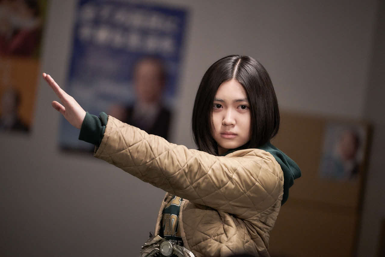 「仮面ライダーBLACK SUN」で変身するシーンを演じる和泉葵役の平澤宏々路(C)石森プロ・東映(C)「仮面ライダーBLACK SUN」PROJECT
