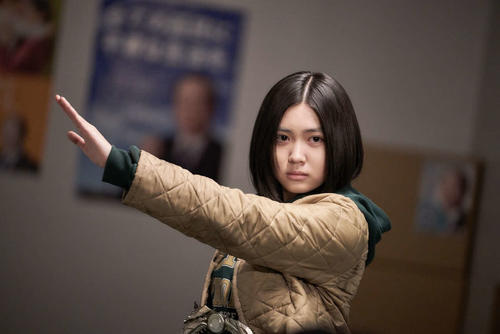 「仮面ライダーBLACK SUN」で変身するシーンを演じる和泉葵役の平澤宏々路(C)石森プロ・東映(C)「仮面ライダーBLACK SUN」PROJECT