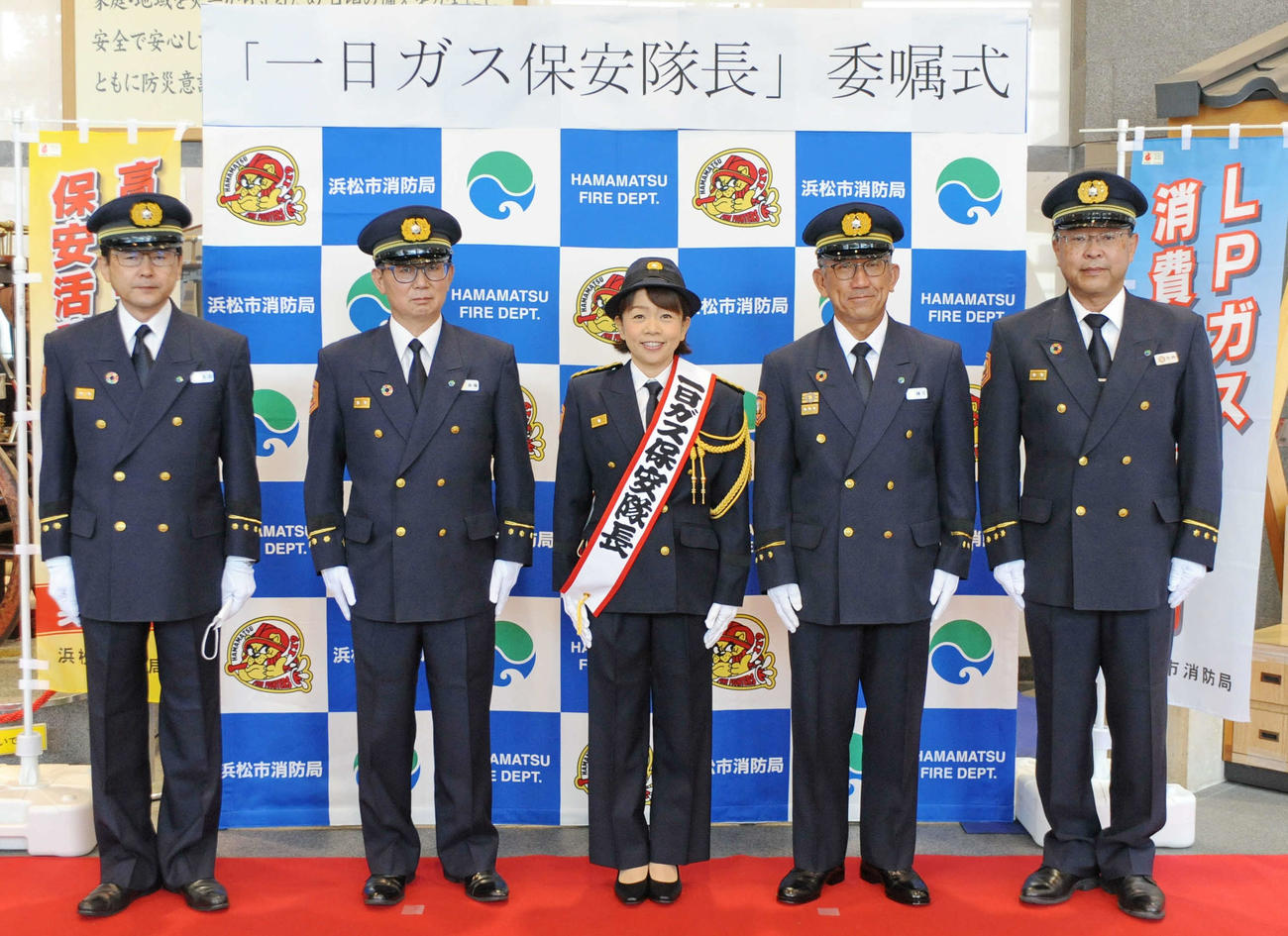 記念撮影に納まるタレント久保ひとみ（中央）と浜松市消防局の関係者　　