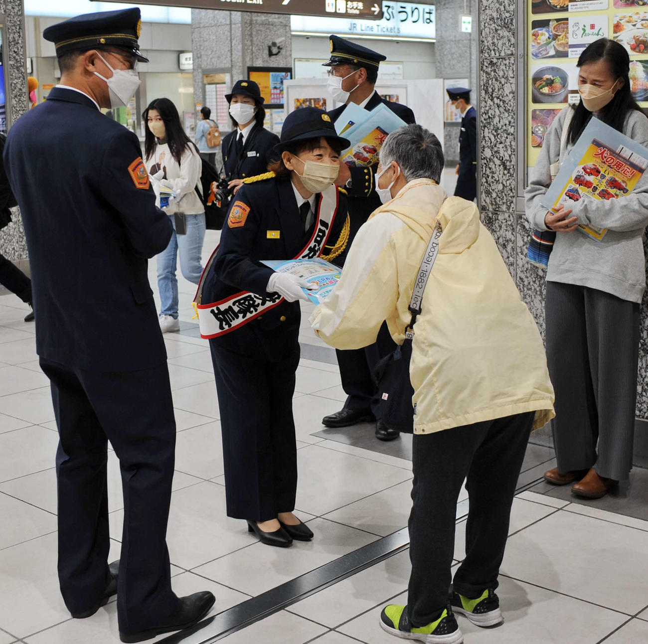 通行人に事故防止を呼び掛けるタレント久保ひとみ（手前左から2人目）　