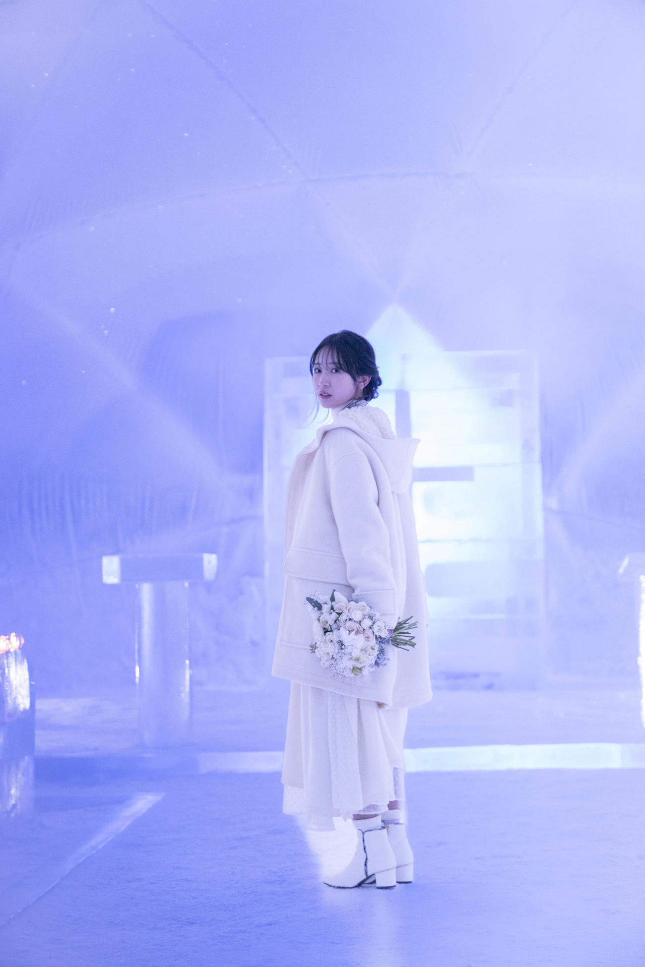 日向坂46金村美玖ファースト写真集の先行カット。北海道・トマムの氷の教会で撮影