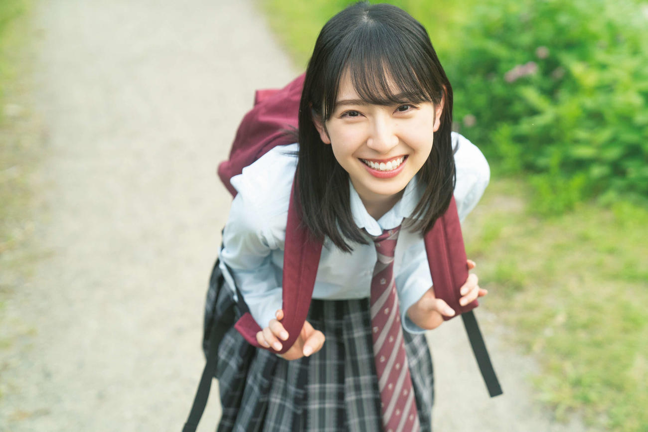 日向坂46金村美玖ファースト写真集の先行カット。制服姿で京都の修学旅行気分を味わった