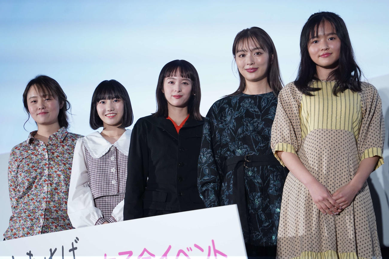 映画「耳をすませば」の女子会イベントに登壇した、右から住友沙来、内田理央、清野菜名、安原琉那、西麻美プロデューサー（撮影・佐藤勝亮）