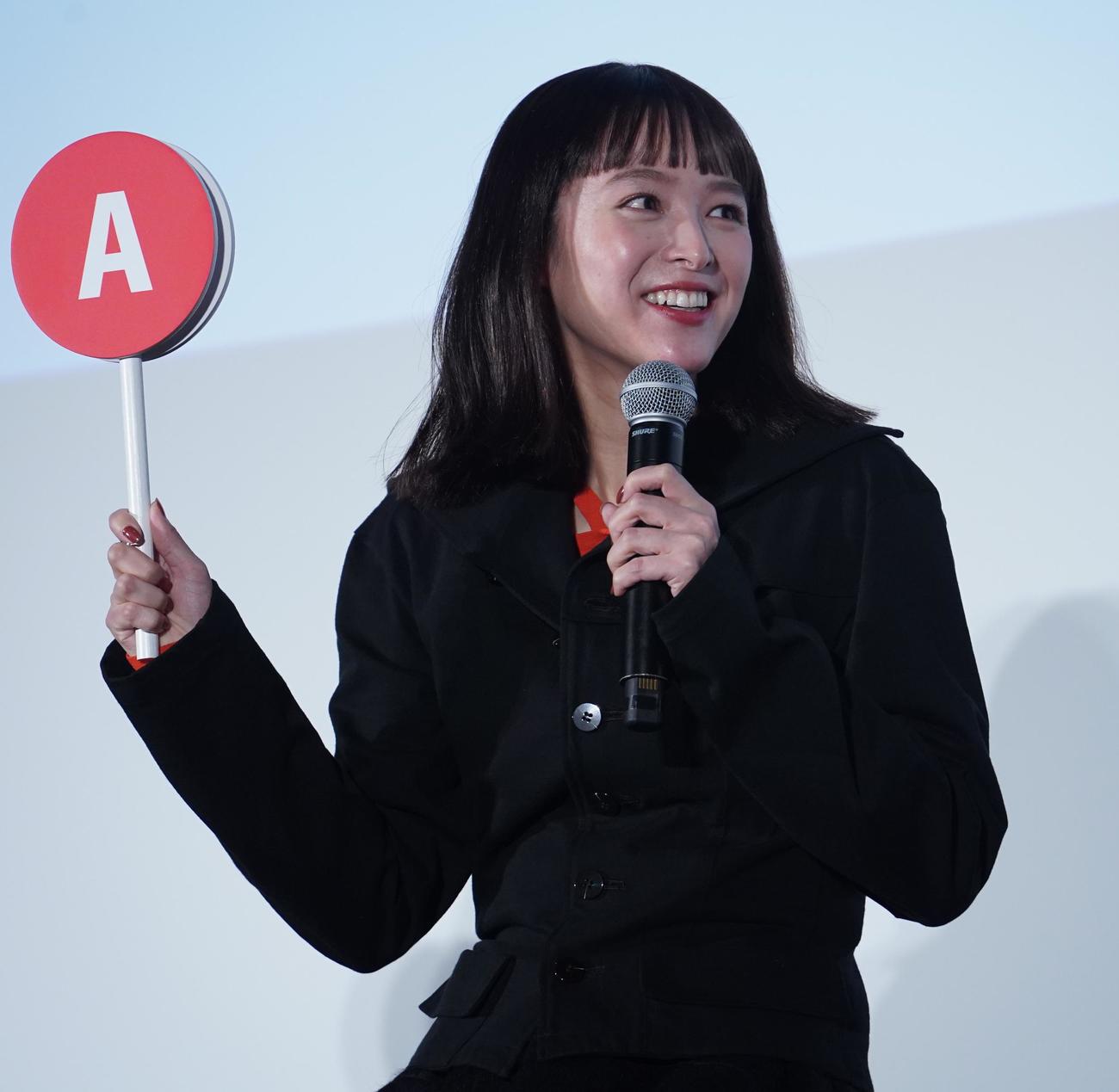 映画「耳をすませば」の女子会イベントで、質問にこらえる清野菜名（撮影・佐藤勝亮）