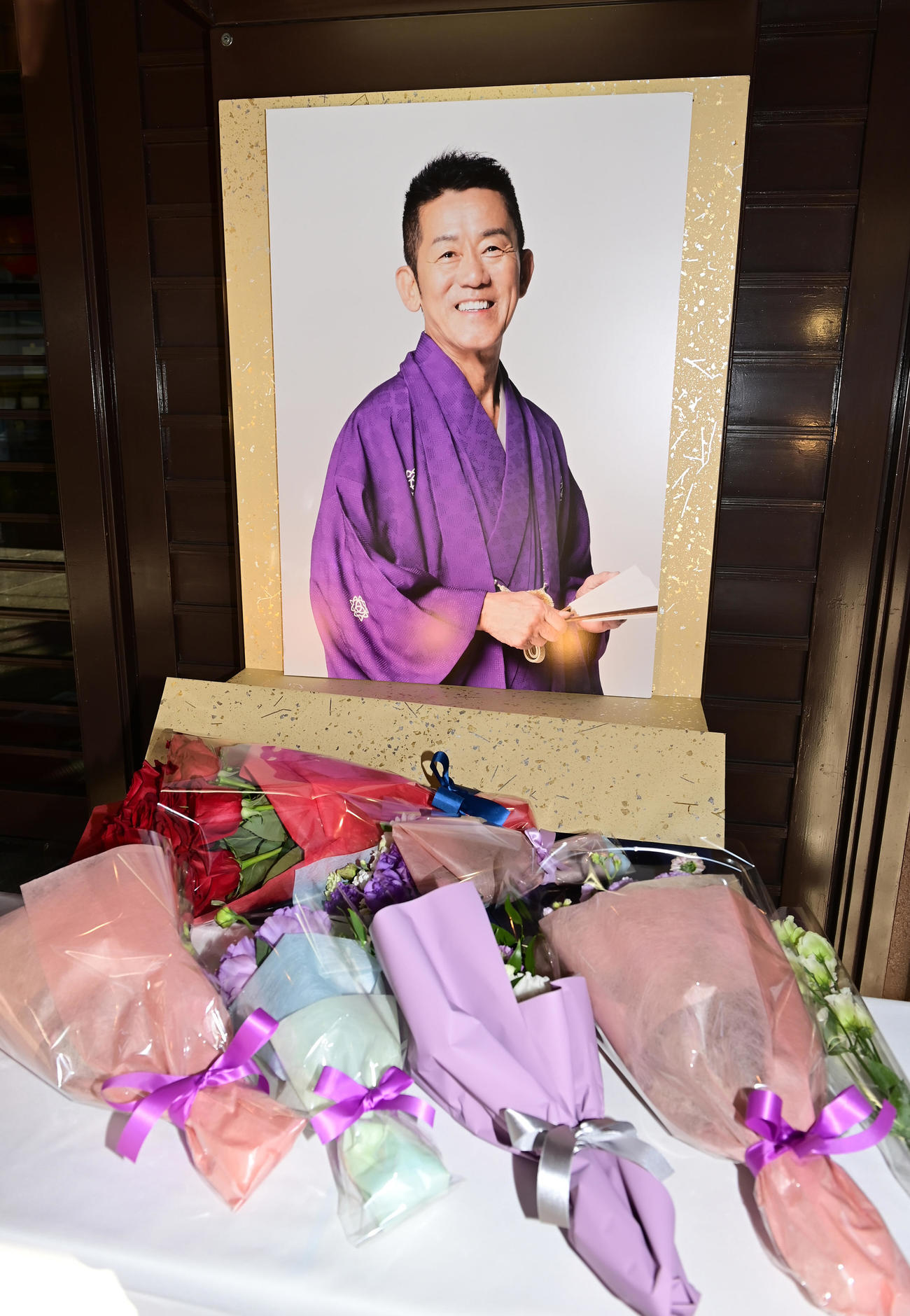 六代目三遊亭円楽師匠をしのぶ会として「五代目圓楽一門会」特別企画公演が行われた国立演芸場入口に設けられた献花台には、三遊亭円楽さんの笑顔の遺影が飾られた（撮影・小沢裕）