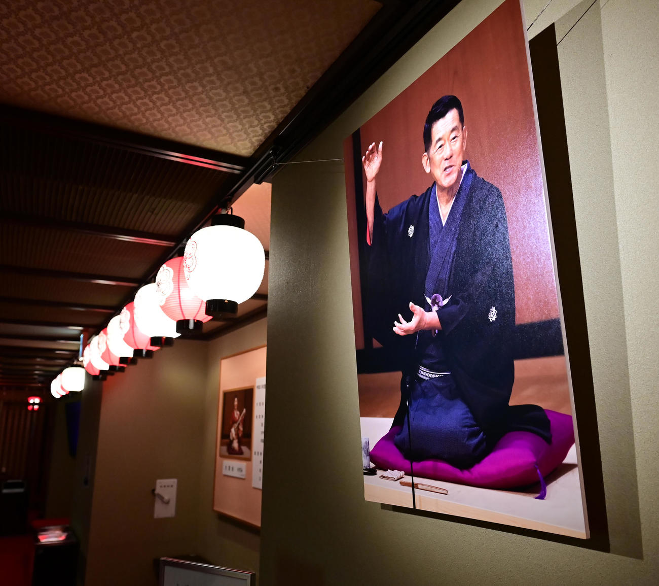 六代目三遊亭円楽師匠をしのぶ会として「五代目圓楽一門会」特別企画公演が行われた国立演芸場ロビーに展示された三遊亭円楽さんの写真（撮影・小沢裕）