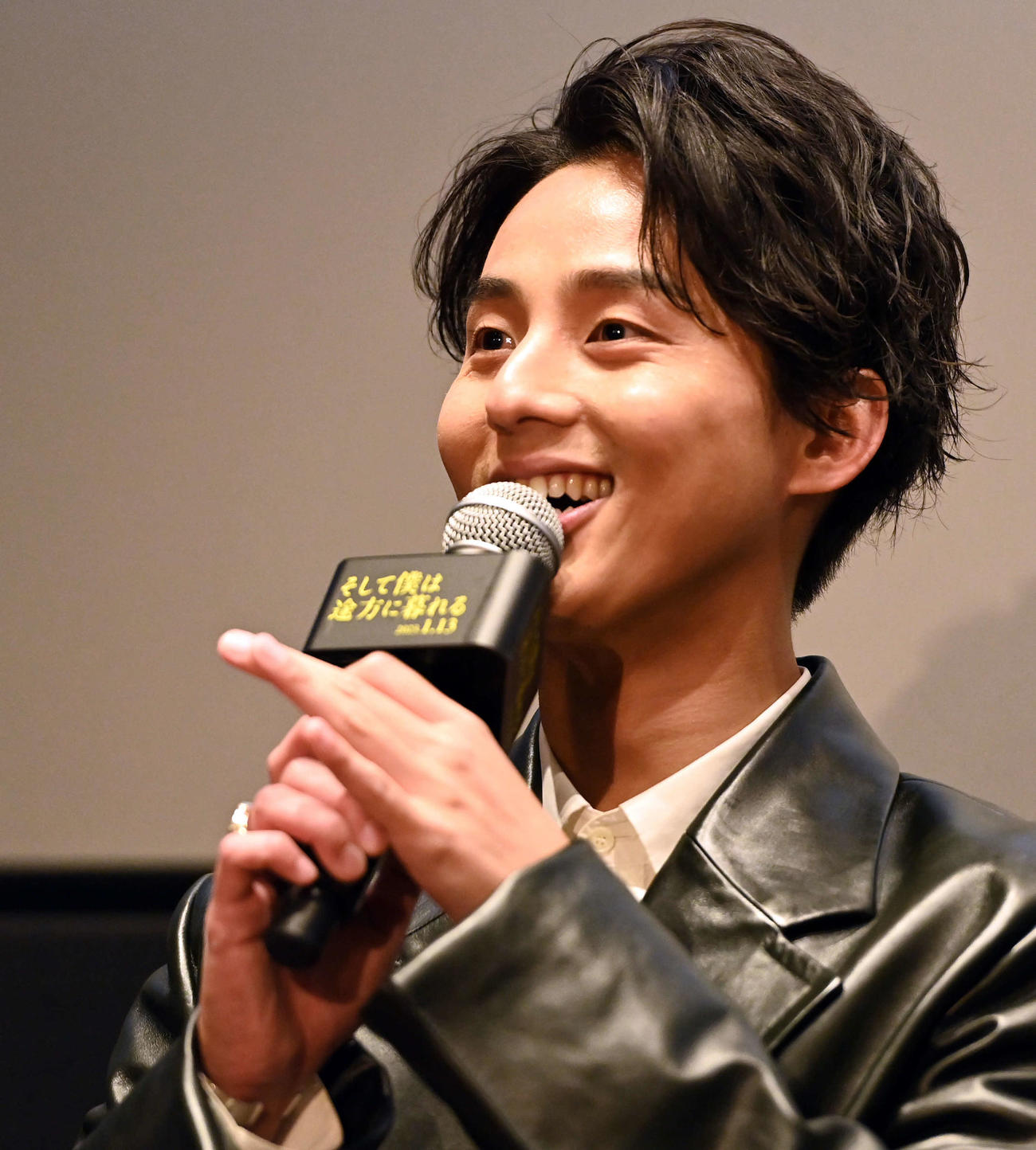 東京国際映画祭舞台あいさつに登壇し笑顔を見せる主演のKis－My－Ft2藤ケ谷太輔（左）と三浦大輔監督（撮影・たえ見朱実）