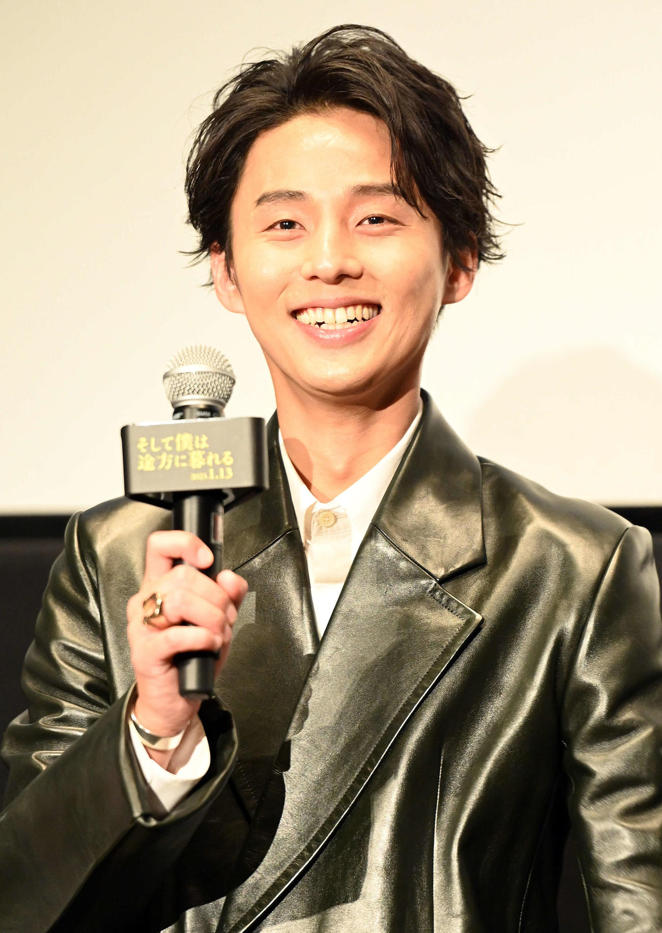 映画「そして僕は途方に暮れる」東京国際映画祭舞台あいさつに登壇し笑顔を見せる主演のKis－My－Ft2藤ケ谷太輔（左）と三浦大輔監督（撮影・たえ見朱実）