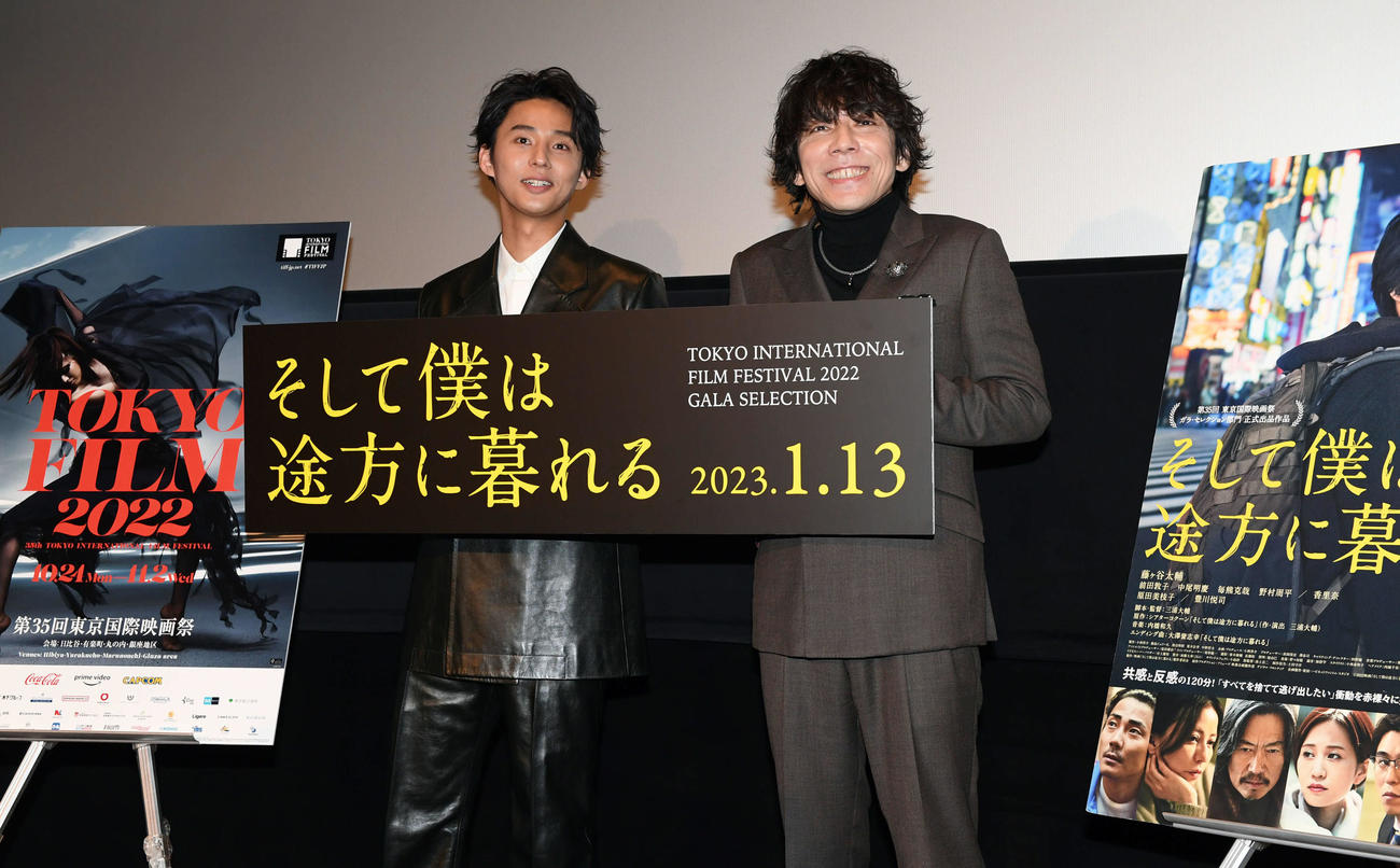 映画「そして僕は途方に暮れる」東京国際映画祭舞台あいさつに登壇し記念撮影に納まるKis－My－Ft2の藤ケ谷太輔（左）と三浦大輔監督（撮影・たえ見朱実）
