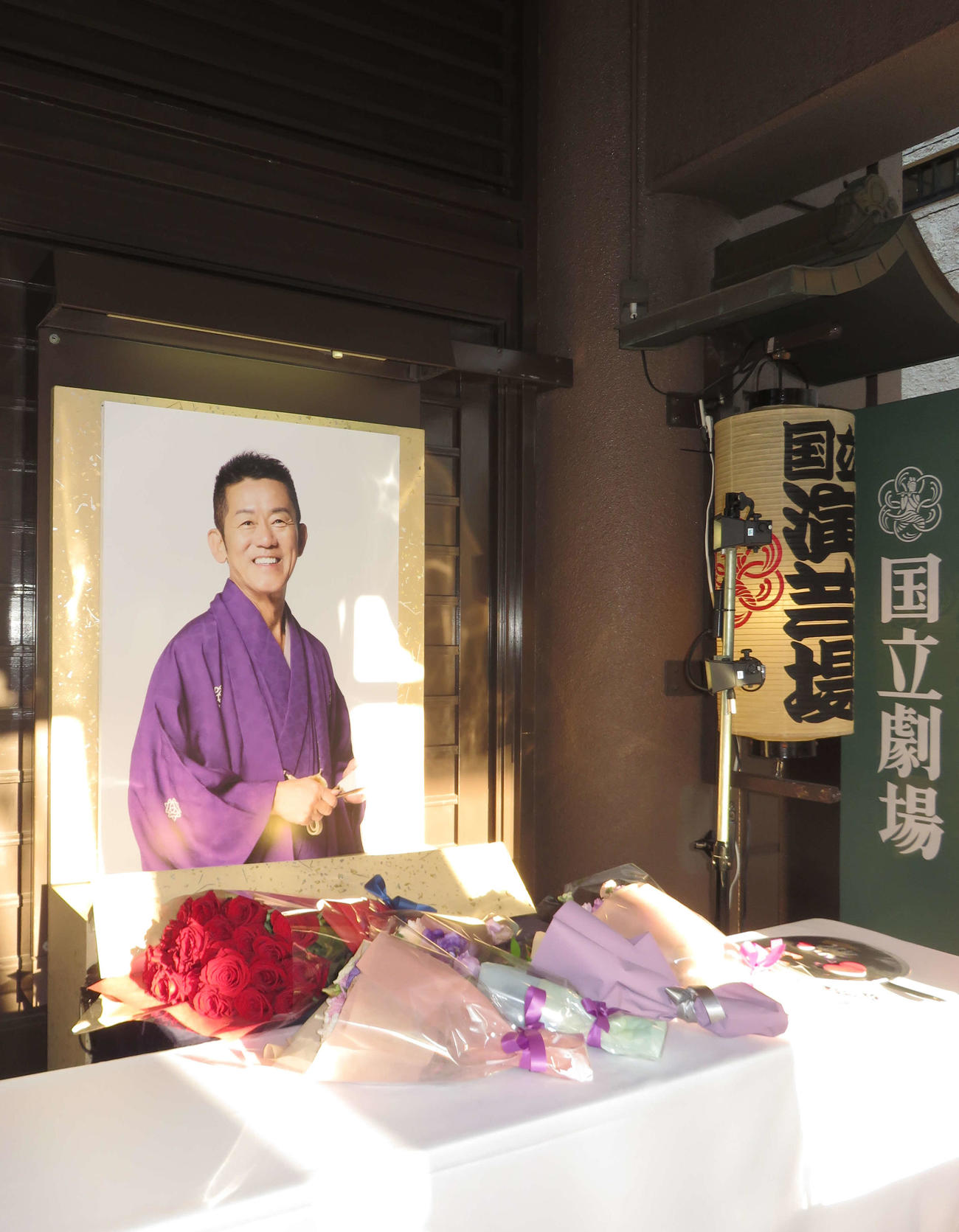 三遊亭円楽さんをしのぶ会が開催された国立演芸場には献花台が設けられた