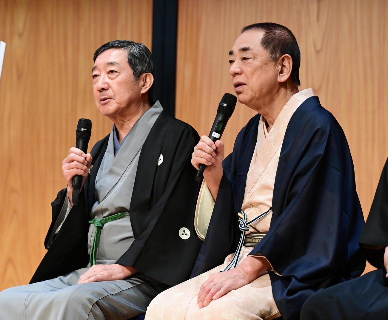 六代目三遊亭円楽師匠をしのぶ会として行われた「五代目圓楽一門会」特別企画公演後の囲み会見に臨む三遊亭鳳楽（左）と三遊亭好楽（撮影・小沢裕）