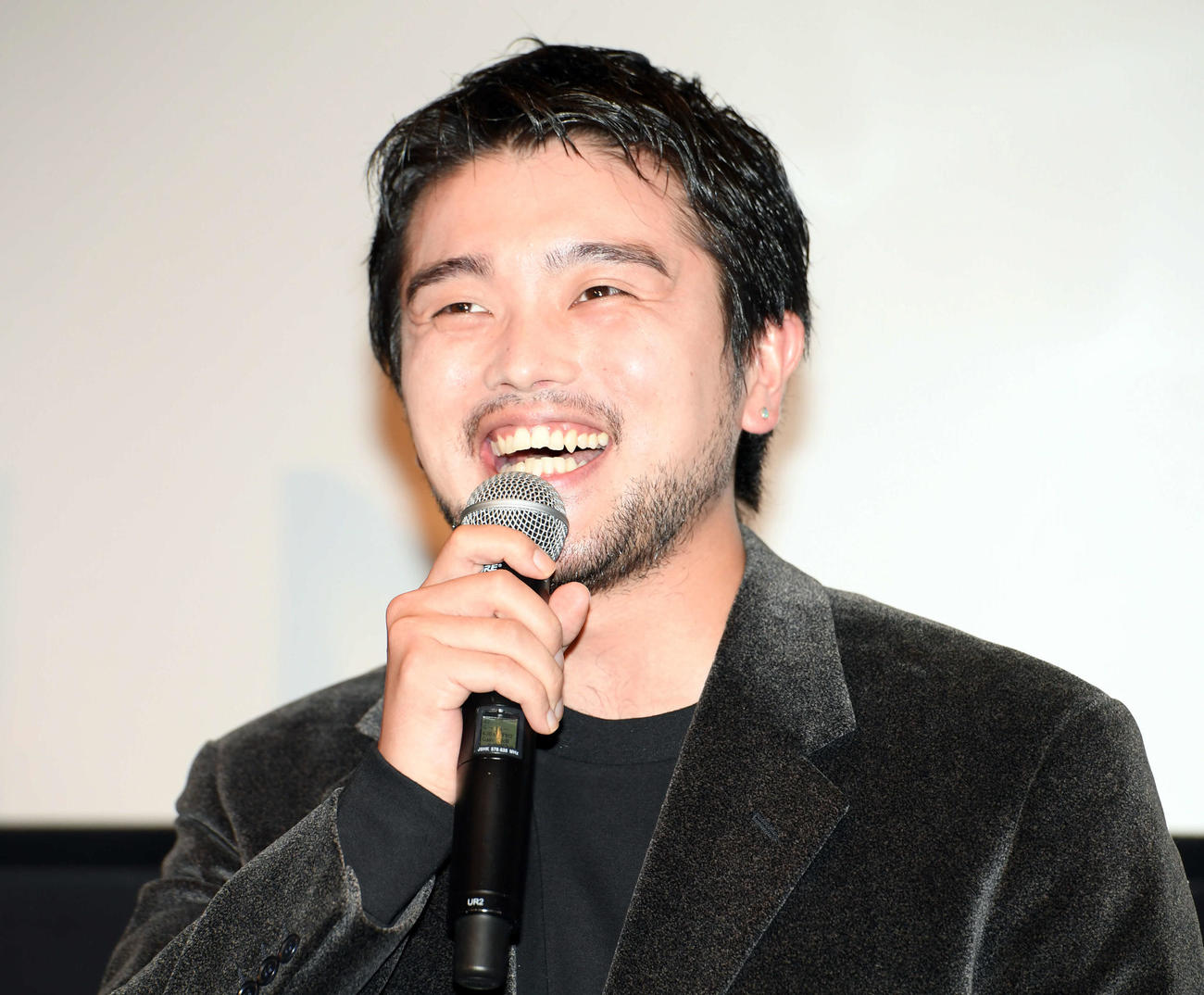 映画「ひとりぼっちじゃない」で東京国際映画祭の舞台あいさつに登壇し笑顔を見せるKing Gnuの井口理（撮影・たえ見朱実）