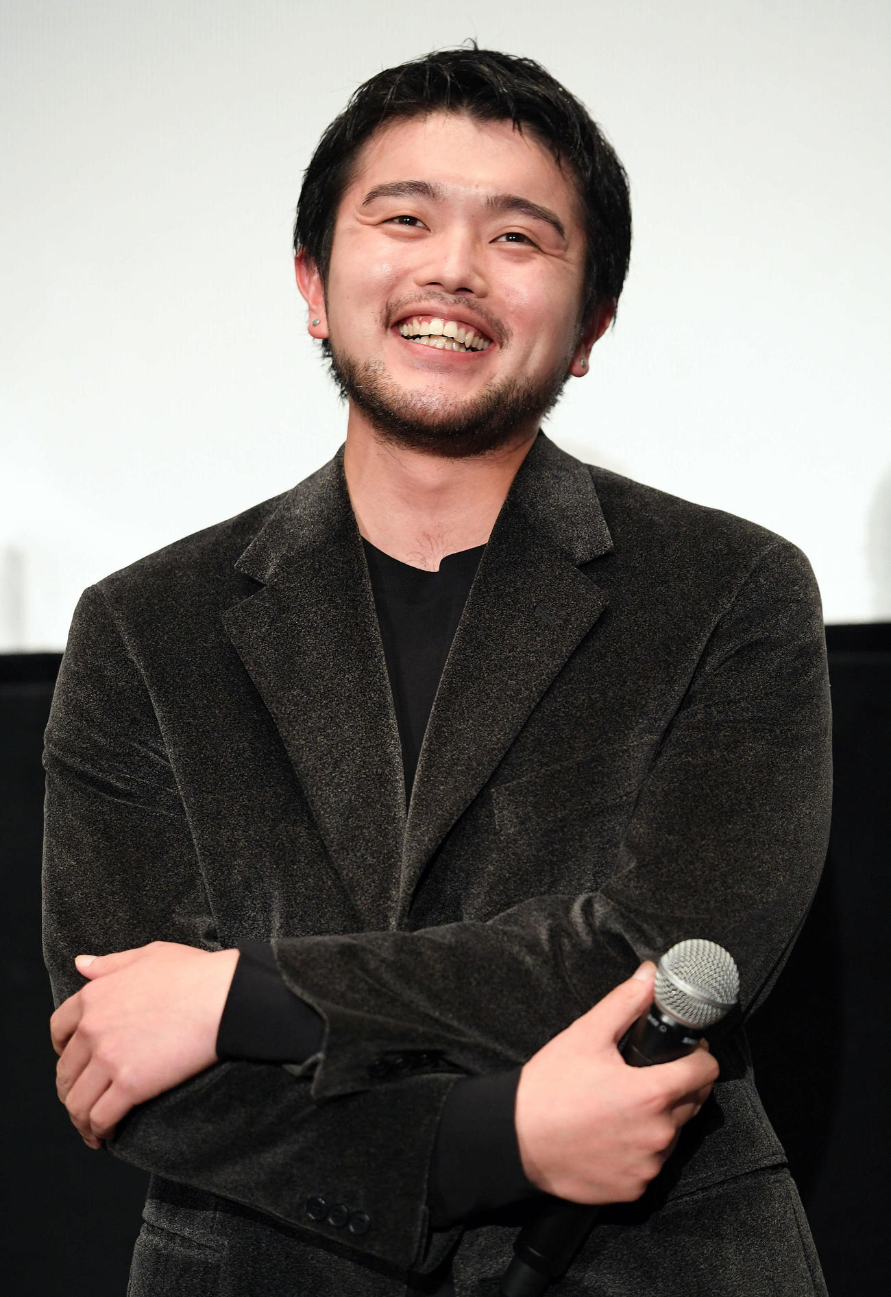 映画「ひとりぼっちじゃない」で東京国際映画祭の舞台あいさつに登壇し、笑顔を見せるKing Gnuの井口理（撮影・たえ見朱実）