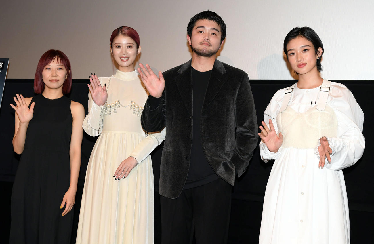 東京国際映画祭の舞台あいさつを終え記念撮影に納まる、左から伊藤ちひろ監督、馬場ふみか、King Gnu井口理、河合優実（撮影・たえ見朱実）