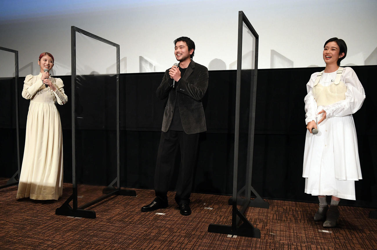 東京国際映画祭の舞台あいさつで笑顔を見せるKing Gnuの井口理（中央）。左から馬場ふみか、河合優実（撮影・たえ見朱実）