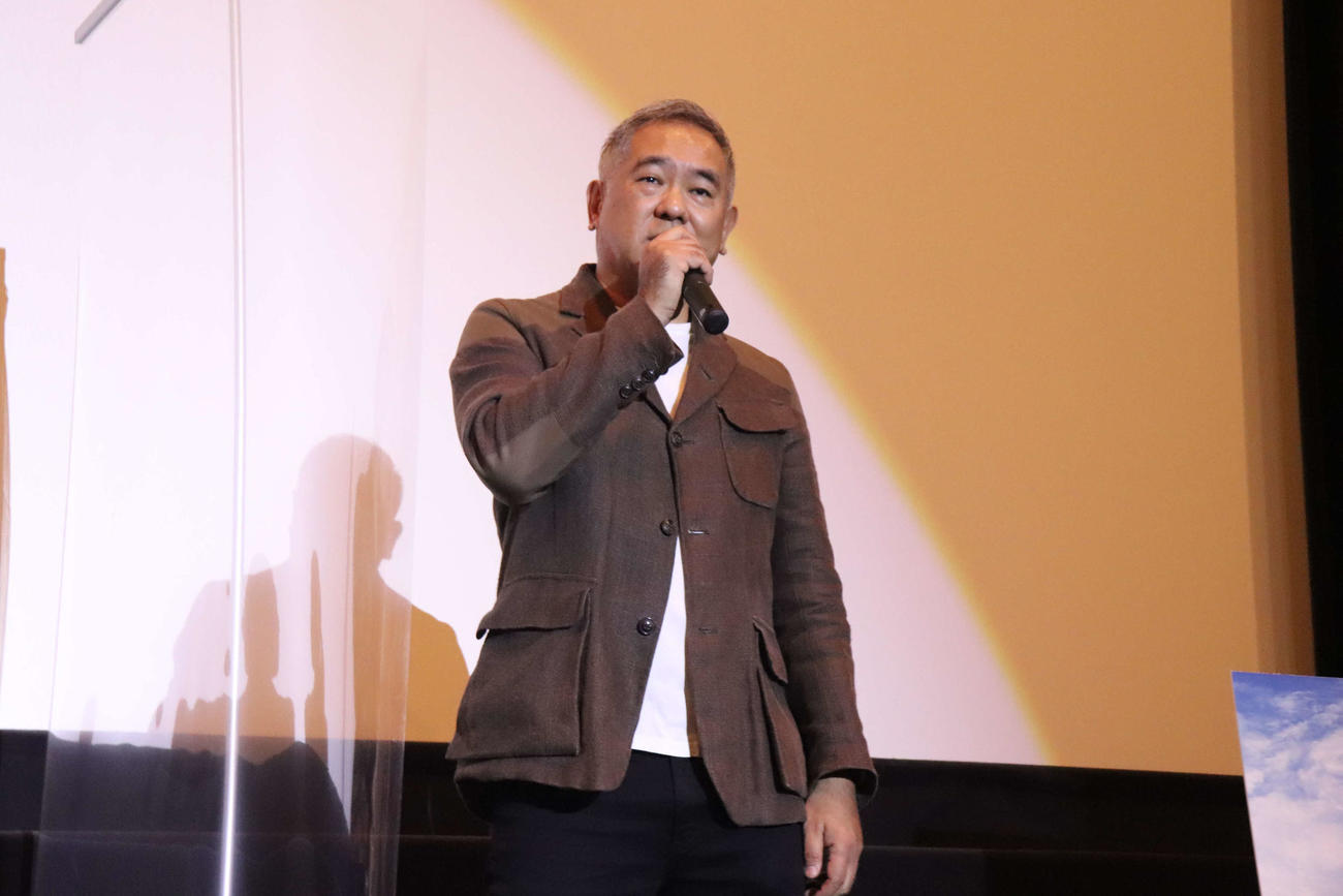 映画「天間荘の三姉妹」の初日舞台あいさつに登壇した北村龍平監督