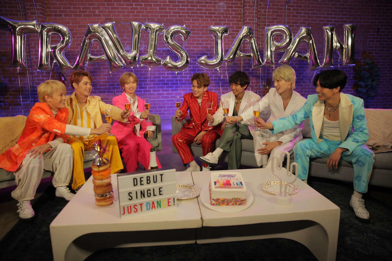 デビュー日にSNS生配信リレーを行ったTravis Japan。左から松倉海斗、吉澤閑也、七五三掛龍也、宮近海斗、中村海人、川島如恵留、松田元太