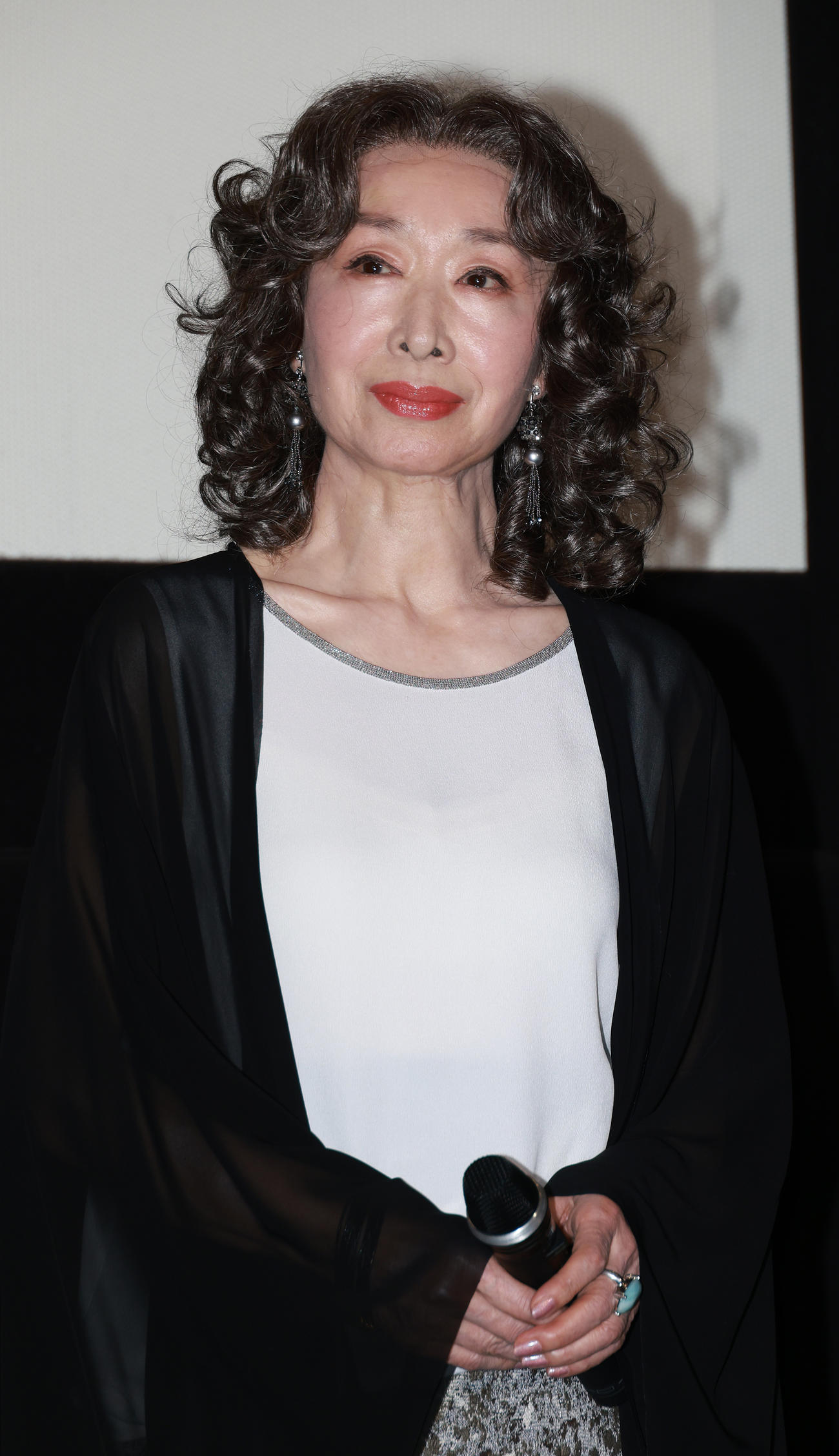 映画「天間荘の三姉妹」舞台あいさつを行う三田佳子（撮影・中島郁夫）