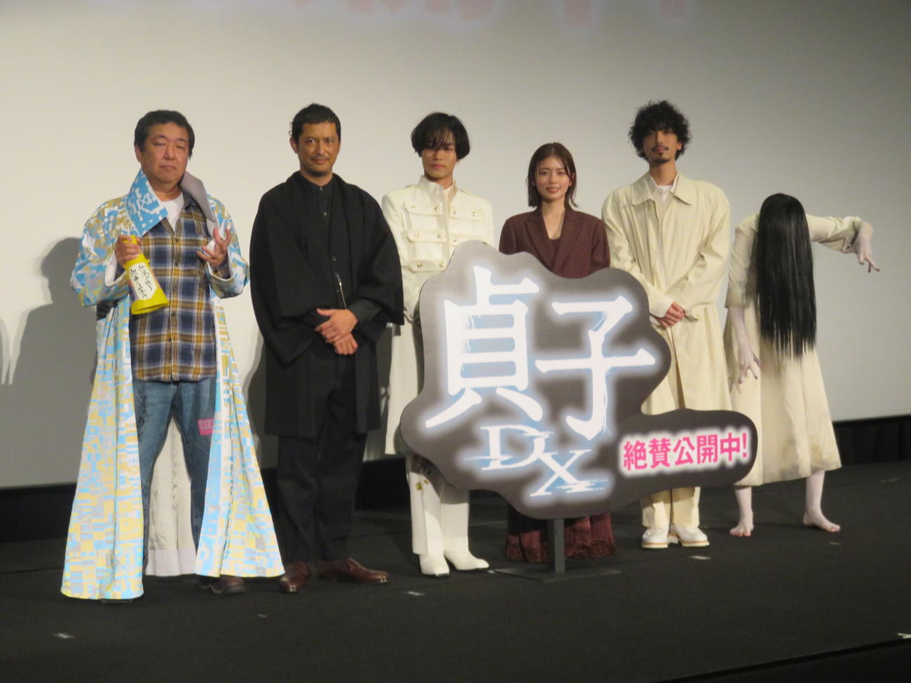 映画「貞子DX」の舞台あいさつに出席した、左から木村ひさし監督、池内博之、川村壱馬、小芝風花、黒羽麻璃央、貞子