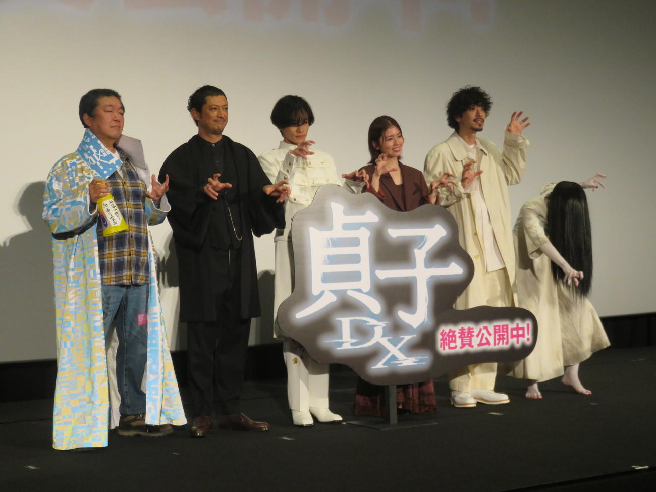 映画「貞子DX」の舞台あいさつに出席した、左から木村ひさし監督、池内博之、川村壱馬、小芝風花、黒羽麻璃央、貞子