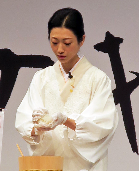 秋田米「サキホコレ」新CM発表会に登場し、おにぎりを作る壇蜜