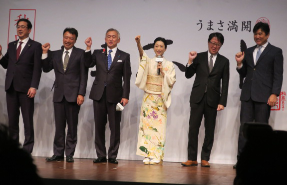 秋田米「サキホコレ」新CM発表会に登場し、関係者らと気勢を上げる壇蜜（左から4番目）