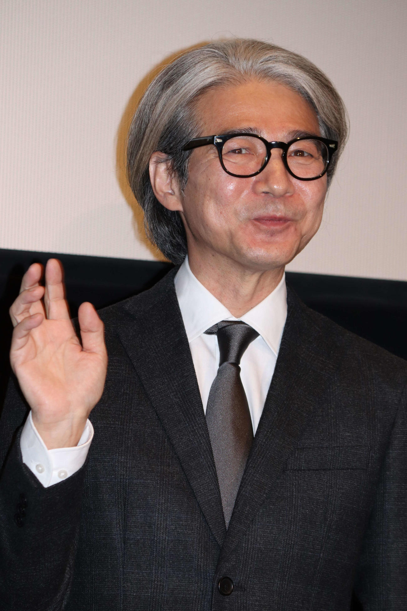 東京国際映画祭「黒澤明の愛した映画」部門に出品された、映画「晩春」トークショーで手を振る吉岡秀隆（撮影・加藤理沙）