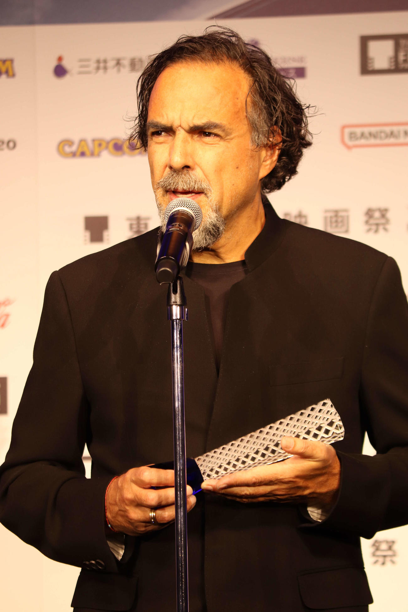 東京国際映画祭　黒澤明賞授賞式でトロフィーを受け取る、アレハンドロ・ゴンザレス・イニャリトゥ監督（撮影・加藤理沙）