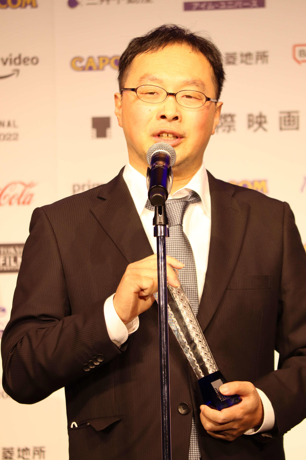東京国際映画祭　黒澤明賞授賞式でトロフィーを受け取る、深田晃司監督（撮影・加藤理沙）