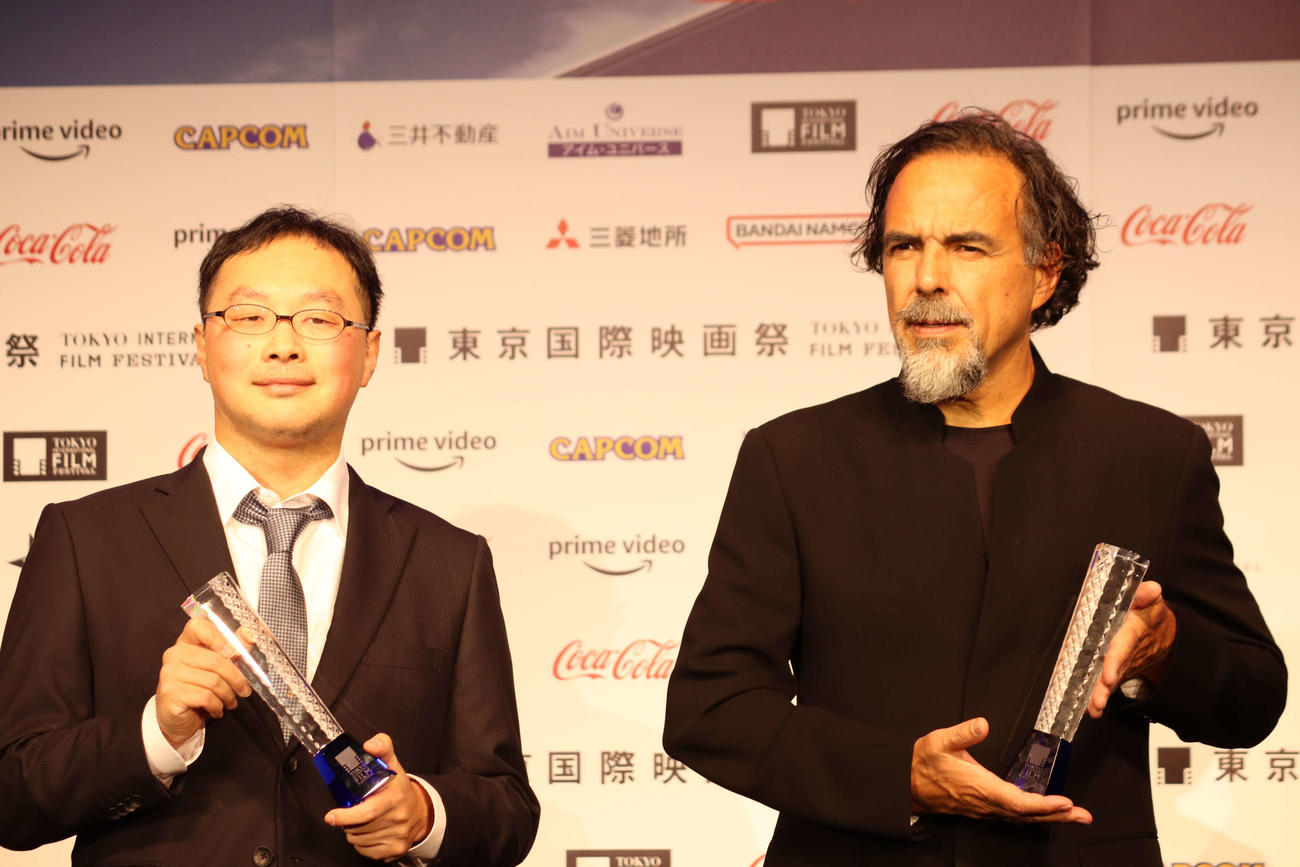 東京国際映画祭　黒澤明賞授賞式で記念撮影する深田晃司監督（左）とアレハンドロ・ゴンザレス・イニャリトゥ監督（撮影・加藤理沙）