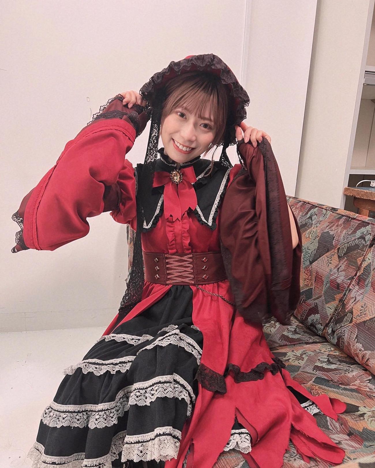 赤い衣装で笑顔を見せる日向坂46東村芽依（東村芽依のインスタグラムより）
