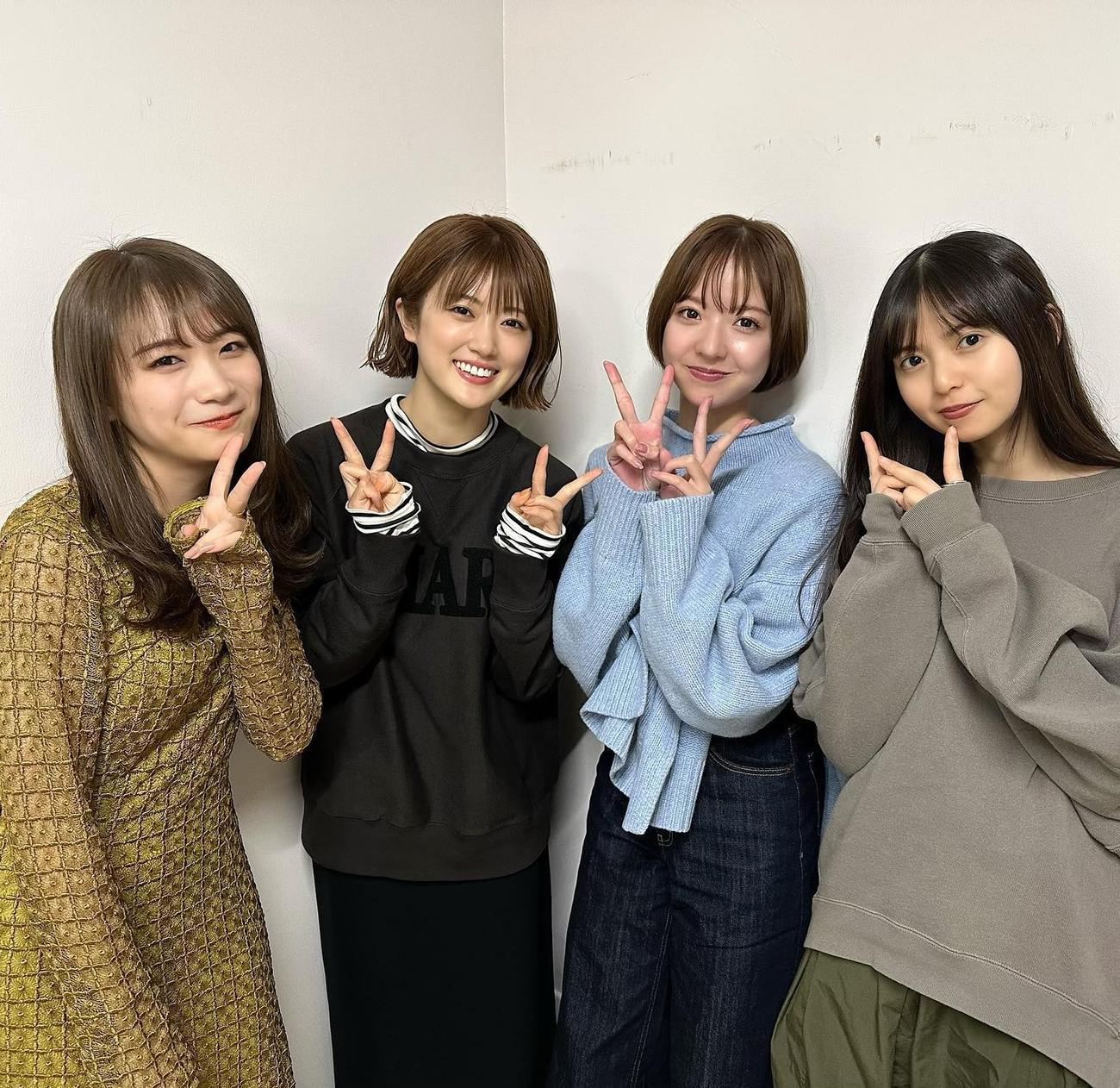 ピースする乃木坂46の1期生。左から秋元真夏、樋口日奈、和田まあや、齋藤飛鳥。和田まあやインスタグラムより