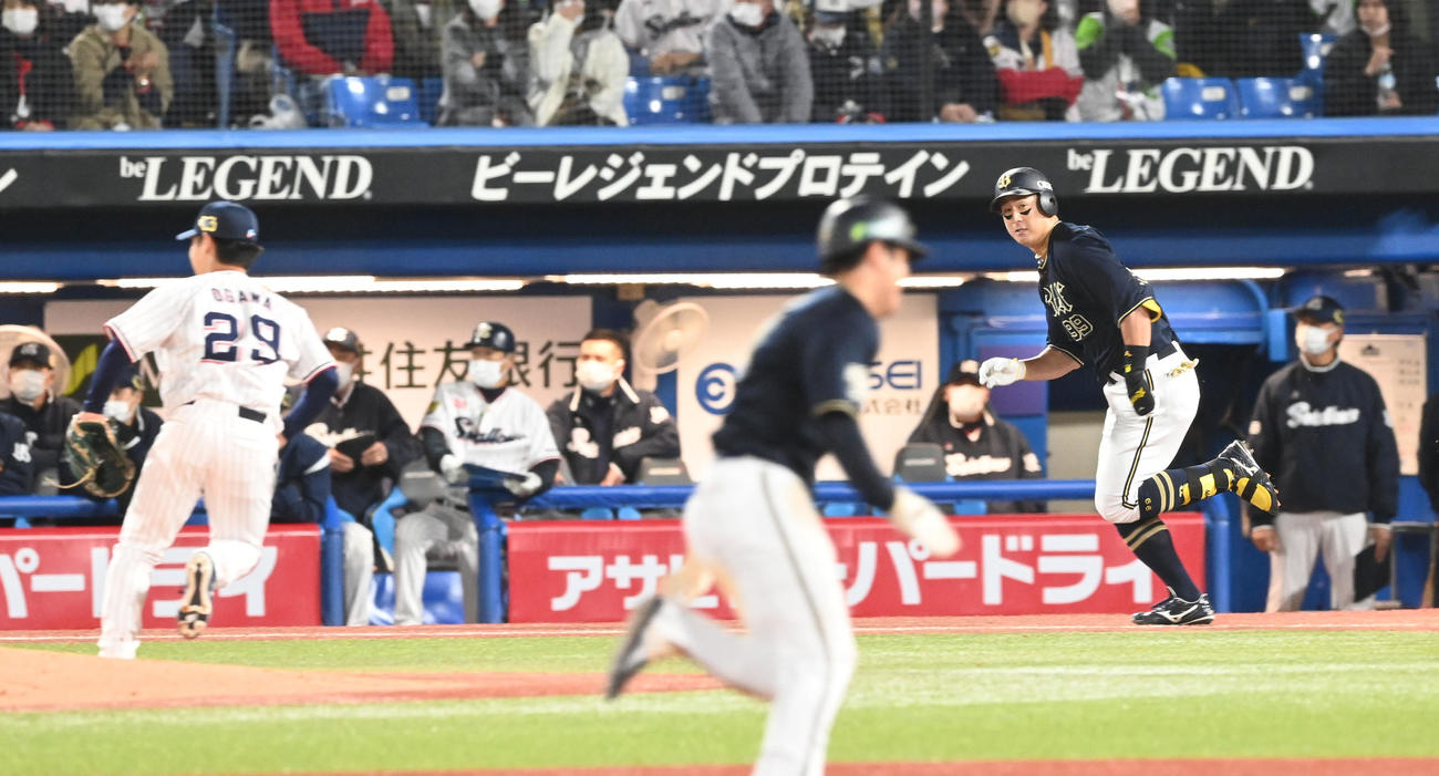 6回表オリックス2死一、二塁、杉本は先制の右前適時打を放つ（撮影・前岡正明）