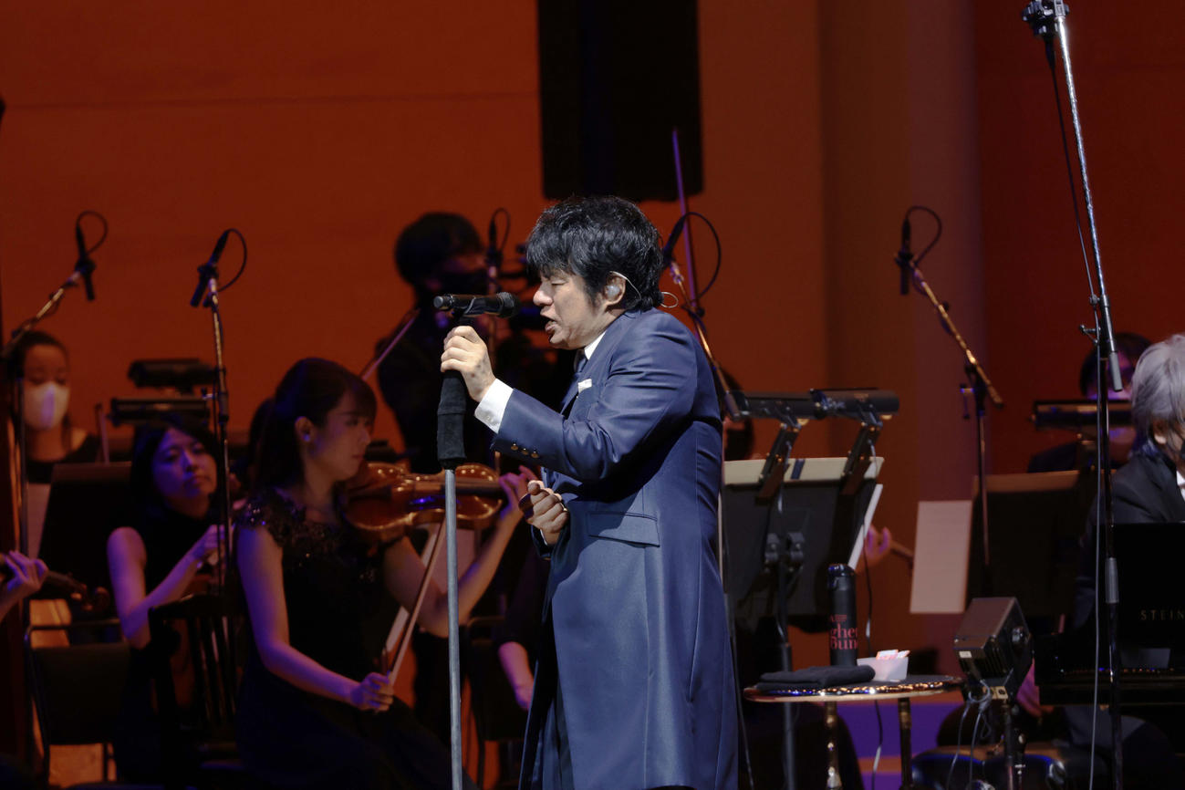 「GET THE CLASSICS ASKA Premium Symphonic Concert 2022 TOKYO」で熱唱するASKA