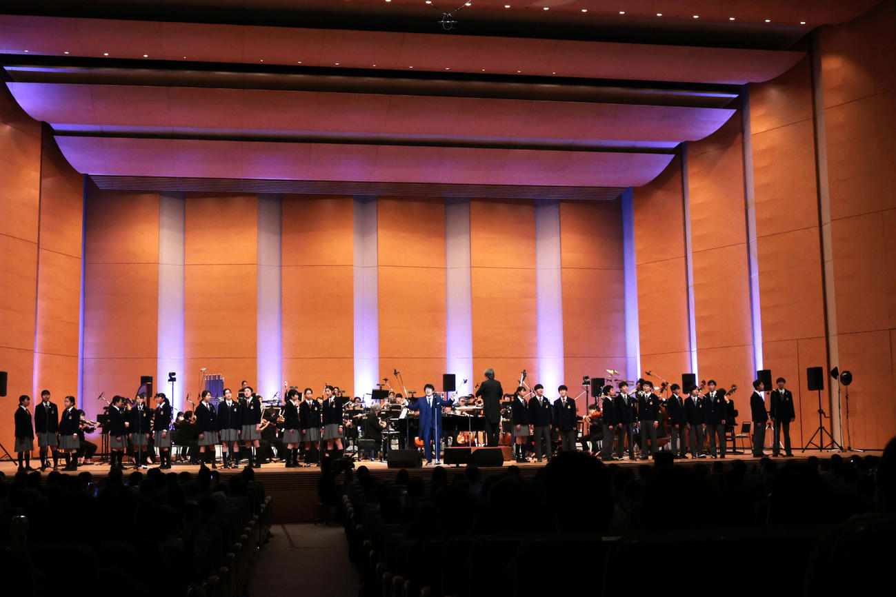 「GET THE CLASSICS ASKA Premium Symphonic Concert 2022 TOKYO」でASKA（中央）と共に歌う横浜少年少女合唱団