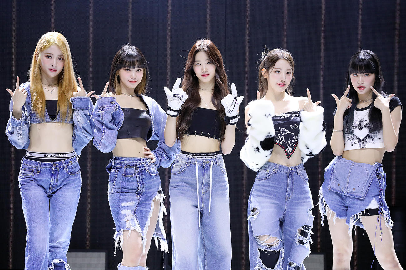 LE SSERAFIMNの（左から）HUH YUNJIN、KIM CHAEWON、KAZUHA、SAKURA、HONG EUNCHAE（P）＆（C）SOURCE MUSIC
