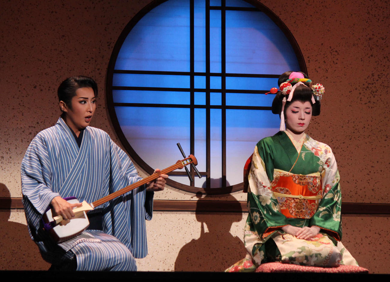 名作「春琴抄」をもとにした「殉情」で春琴（美羽愛、右）を慕う佐助を熱演する一之瀬航季（撮影・村上久美子）
