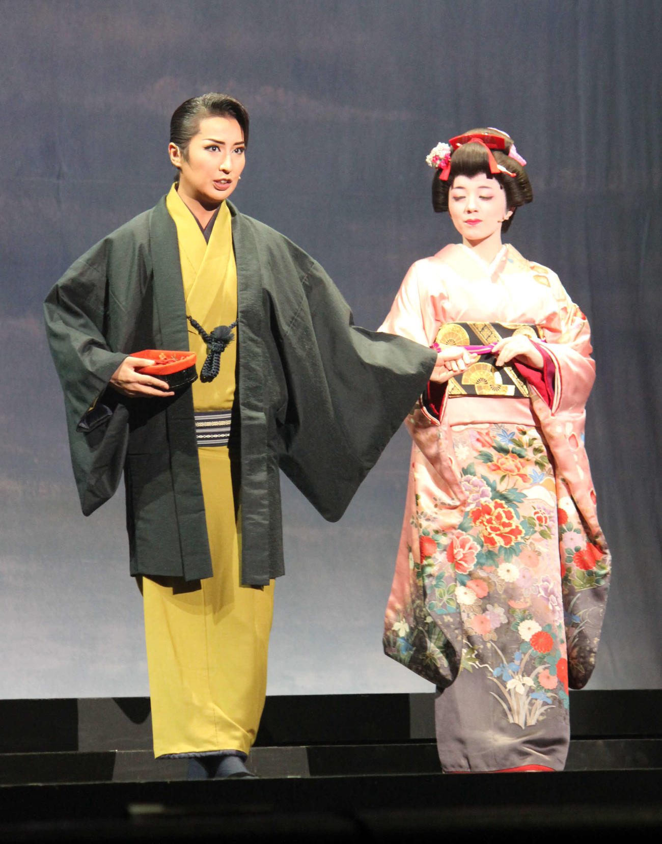 役代わり主演で谷崎潤一郎の名作に臨み、美羽愛（右）演じる春琴の手をとる佐助役を熱演する一之瀬航季（撮影・村上久美子）